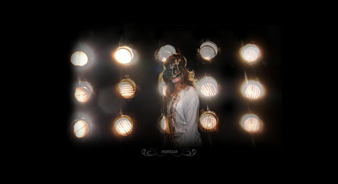 La entrada: las luces del escenario en la oscuridad — BYP Festival